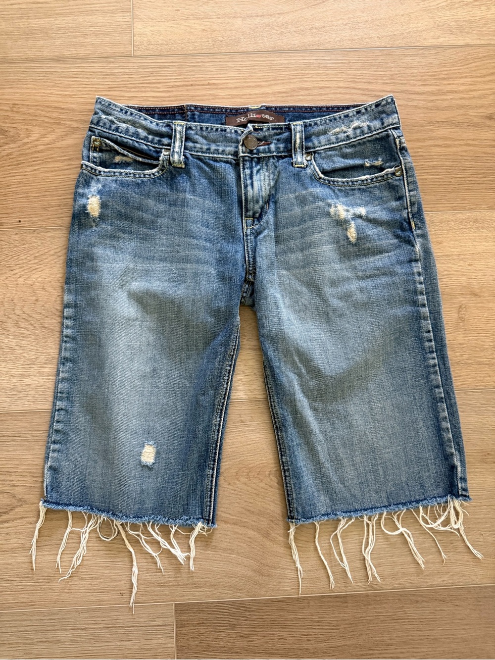 Hollister Distressed Bermuda Denim Shorts Raw Hem Low Rise Y2K Size 5/29